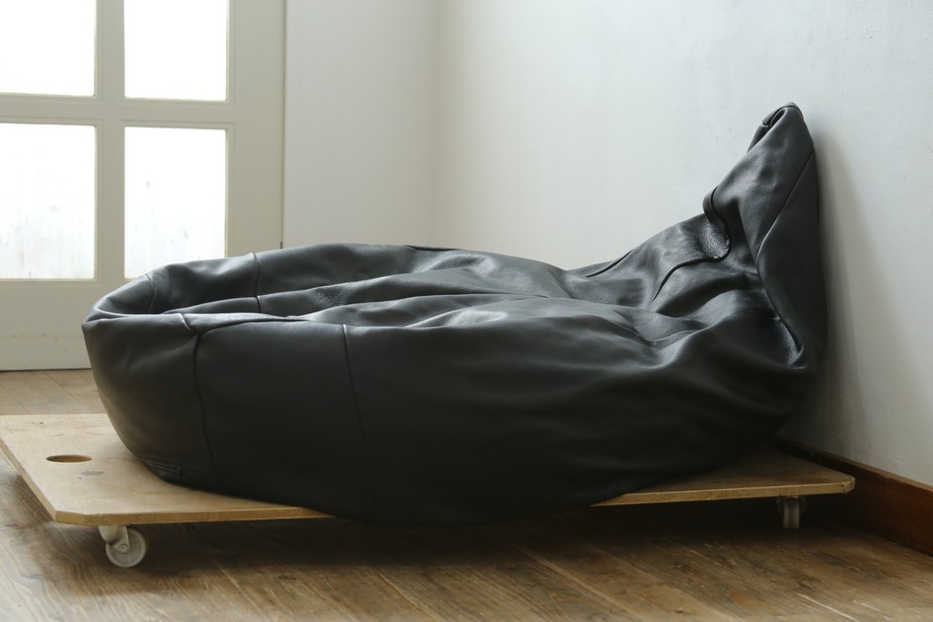 中古　de Sede(デセデ)　DS-9087　Beanbag(ビーンバッグ)　しなやかな黒レザーのビーズクッションソファ　定価約17万円　(R-089996)