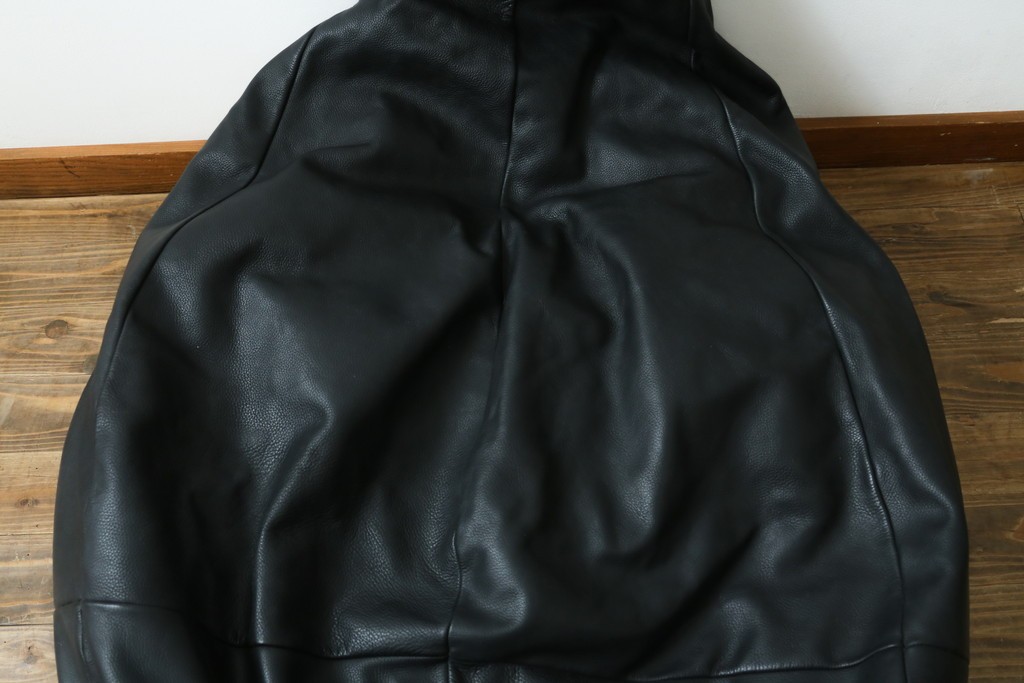 中古　de Sede(デセデ)　DS-9087　Beanbag(ビーンバッグ)　しなやかな黒レザーのビーズクッションソファ　定価約17万円　(R-089996)