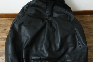 中古　de Sede(デセデ)　DS-9087　Beanbag(ビーンバッグ)　しなやかな黒レザーのビーズクッションソファ　定価約17万円　(R-089996)