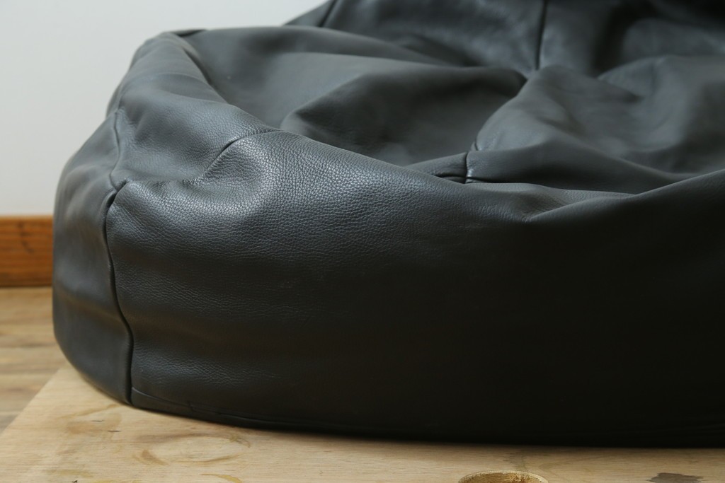 中古　de Sede(デセデ)　DS-9087　Beanbag(ビーンバッグ)　しなやかな黒レザーのビーズクッションソファ　定価約17万円　(R-089996)