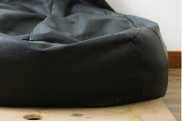 中古　de Sede(デセデ)　DS-9087　Beanbag(ビーンバッグ)　しなやかな黒レザーのビーズクッションソファ　定価約17万円　(R-089996)