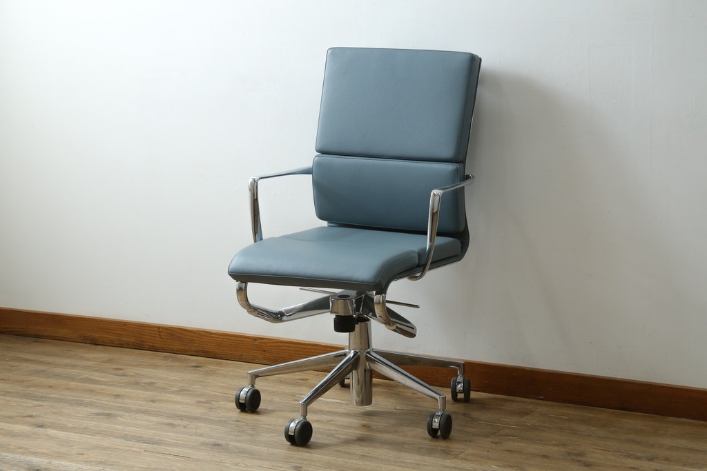 中古　超美品!!　使用感ほぼなし　Cassina ixc.(カッシーナ・イクスシー)　Alias(アリアス)　Alberto Meda(アルベルト・メダ)デザイン　本革(レザー)　快適な座り心地を両立したキャスタースウィベルアームチェア　定価約72万円　(R-089997)
