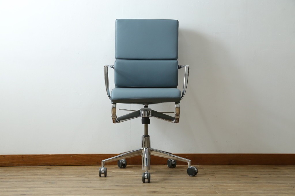 中古　超美品!!　使用感ほぼなし　Cassina ixc.(カッシーナ・イクスシー)　Alias(アリアス)　Alberto Meda(アルベルト・メダ)デザイン　本革(レザー)　快適な座り心地を両立したキャスタースウィベルアームチェア　定価約72万円　(R-089997)