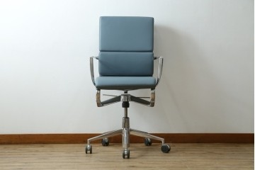 中古　超美品!!　使用感ほぼなし　Cassina ixc.(カッシーナ・イクスシー)　Alias(アリアス)　Alberto Meda(アルベルト・メダ)デザイン　本革(レザー)　快適な座り心地を両立したキャスタースウィベルアームチェア　定価約72万円　(R-089997)