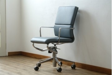 中古　超美品!!　使用感ほぼなし　Cassina ixc.(カッシーナ・イクスシー)　Alias(アリアス)　Alberto Meda(アルベルト・メダ)デザイン　本革(レザー)　快適な座り心地を両立したキャスタースウィベルアームチェア　定価約72万円　(R-089997)