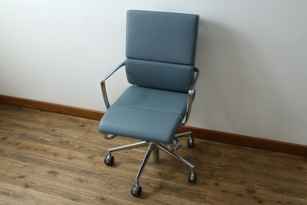 中古　超美品!!　使用感ほぼなし　Cassina ixc.(カッシーナ・イクスシー)　Alias(アリアス)　Alberto Meda(アルベルト・メダ)デザイン　本革(レザー)　快適な座り心地を両立したキャスタースウィベルアームチェア　定価約72万円　(R-089997)