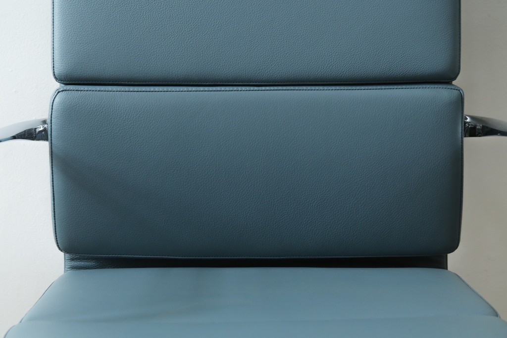 中古　超美品!!　使用感ほぼなし　Cassina ixc.(カッシーナ・イクスシー)　Alias(アリアス)　Alberto Meda(アルベルト・メダ)デザイン　本革(レザー)　快適な座り心地を両立したキャスタースウィベルアームチェア　定価約72万円　(R-089997)