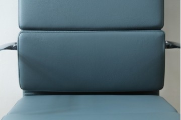 中古　超美品!!　使用感ほぼなし　Cassina ixc.(カッシーナ・イクスシー)　Alias(アリアス)　Alberto Meda(アルベルト・メダ)デザイン　本革(レザー)　快適な座り心地を両立したキャスタースウィベルアームチェア　定価約72万円　(R-089997)
