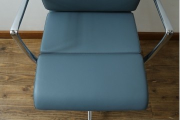 中古　超美品!!　使用感ほぼなし　Cassina ixc.(カッシーナ・イクスシー)　Alias(アリアス)　Alberto Meda(アルベルト・メダ)デザイン　本革(レザー)　快適な座り心地を両立したキャスタースウィベルアームチェア　定価約72万円　(R-089997)