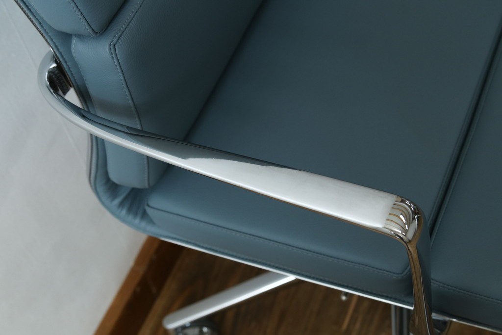中古　超美品!!　使用感ほぼなし　Cassina ixc.(カッシーナ・イクスシー)　Alias(アリアス)　Alberto Meda(アルベルト・メダ)デザイン　本革(レザー)　快適な座り心地を両立したキャスタースウィベルアームチェア　定価約72万円　(R-089997)