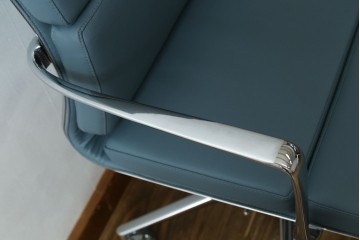 中古　超美品!!　使用感ほぼなし　Cassina ixc.(カッシーナ・イクスシー)　Alias(アリアス)　Alberto Meda(アルベルト・メダ)デザイン　本革(レザー)　快適な座り心地を両立したキャスタースウィベルアームチェア　定価約72万円　(R-089997)