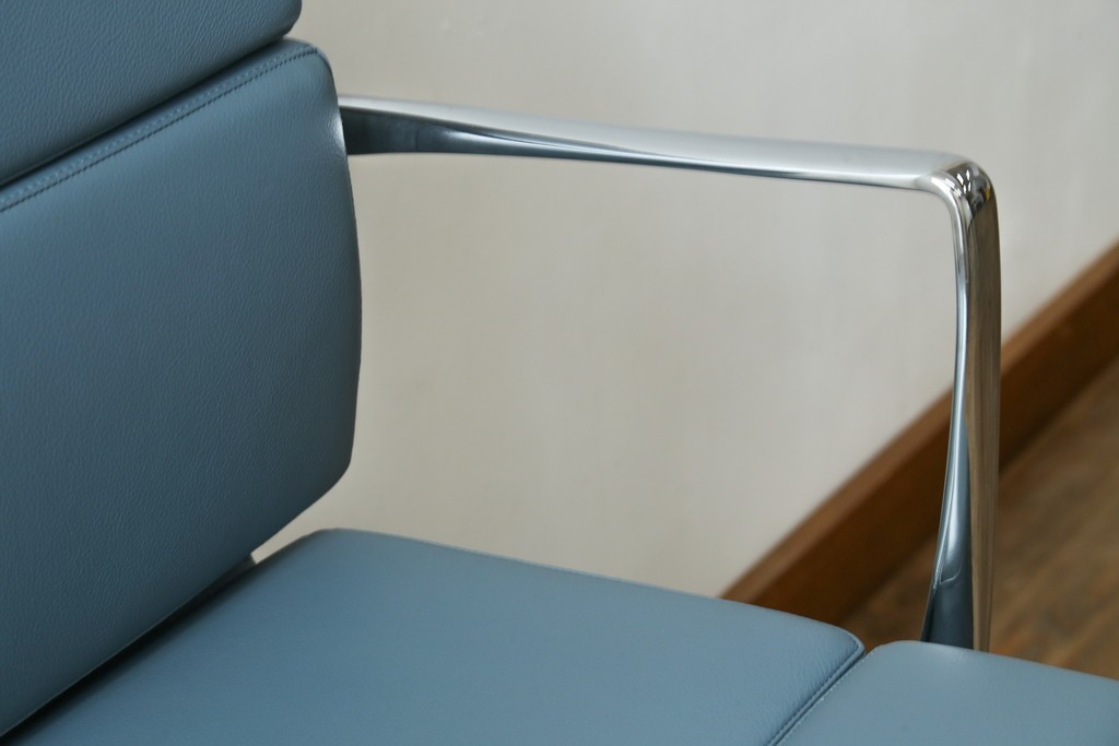 中古　超美品!!　使用感ほぼなし　Cassina ixc.(カッシーナ・イクスシー)　Alias(アリアス)　Alberto Meda(アルベルト・メダ)デザイン　本革(レザー)　快適な座り心地を両立したキャスタースウィベルアームチェア　定価約72万円　(R-089997)