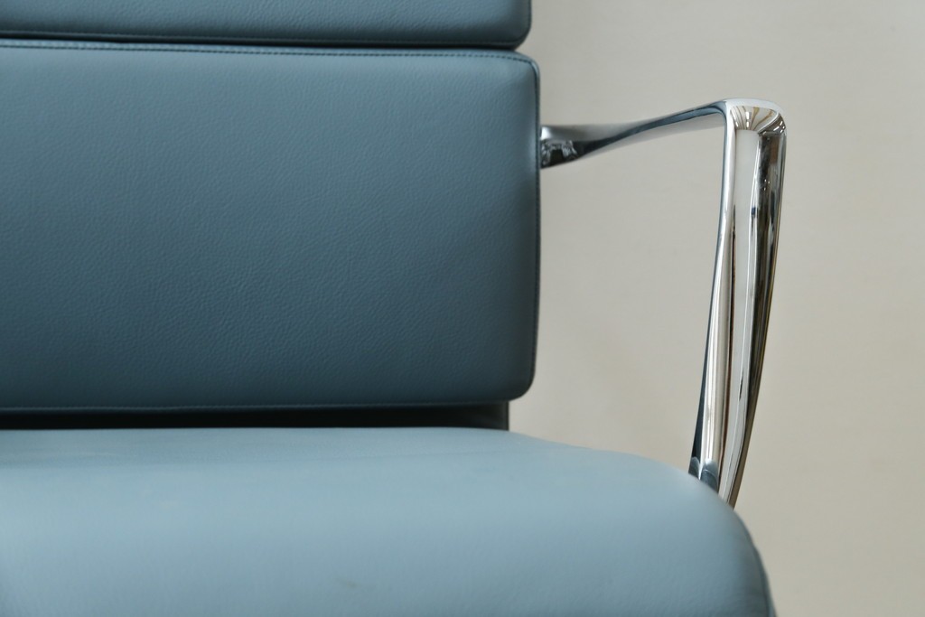 中古　超美品!!　使用感ほぼなし　Cassina ixc.(カッシーナ・イクスシー)　Alias(アリアス)　Alberto Meda(アルベルト・メダ)デザイン　本革(レザー)　快適な座り心地を両立したキャスタースウィベルアームチェア　定価約72万円　(R-089997)