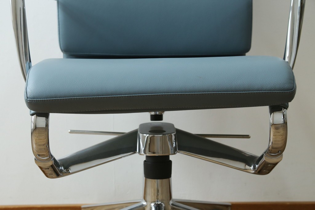 中古　超美品!!　使用感ほぼなし　Cassina ixc.(カッシーナ・イクスシー)　Alias(アリアス)　Alberto Meda(アルベルト・メダ)デザイン　本革(レザー)　快適な座り心地を両立したキャスタースウィベルアームチェア　定価約72万円　(R-089997)
