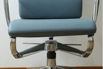 中古　超美品!!　使用感ほぼなし　Cassina ixc.(カッシーナ・イクスシー)　Alias(アリアス)　Alberto Meda(アルベルト・メダ)デザイン　本革(レザー)　快適な座り心地を両立したキャスタースウィベルアームチェア　定価約72万円　(R-089997)