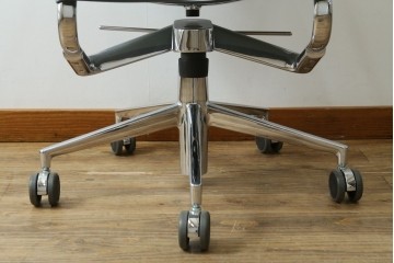 中古　超美品!!　使用感ほぼなし　Cassina ixc.(カッシーナ・イクスシー)　Alias(アリアス)　Alberto Meda(アルベルト・メダ)デザイン　本革(レザー)　快適な座り心地を両立したキャスタースウィベルアームチェア　定価約72万円　(R-089997)