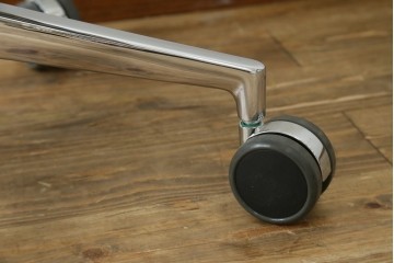 中古　超美品!!　使用感ほぼなし　Cassina ixc.(カッシーナ・イクスシー)　Alias(アリアス)　Alberto Meda(アルベルト・メダ)デザイン　本革(レザー)　快適な座り心地を両立したキャスタースウィベルアームチェア　定価約72万円　(R-089997)