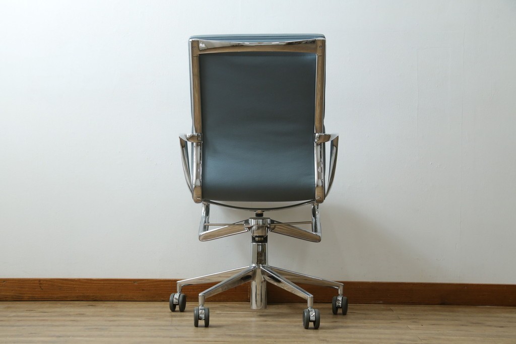 中古　超美品!!　使用感ほぼなし　Cassina ixc.(カッシーナ・イクスシー)　Alias(アリアス)　Alberto Meda(アルベルト・メダ)デザイン　本革(レザー)　快適な座り心地を両立したキャスタースウィベルアームチェア　定価約72万円　(R-089997)
