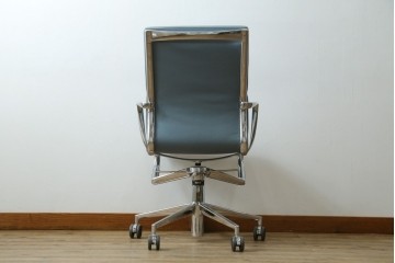 中古　超美品!!　使用感ほぼなし　Cassina ixc.(カッシーナ・イクスシー)　Alias(アリアス)　Alberto Meda(アルベルト・メダ)デザイン　本革(レザー)　快適な座り心地を両立したキャスタースウィベルアームチェア　定価約72万円　(R-089997)