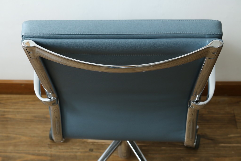 中古　超美品!!　使用感ほぼなし　Cassina ixc.(カッシーナ・イクスシー)　Alias(アリアス)　Alberto Meda(アルベルト・メダ)デザイン　本革(レザー)　快適な座り心地を両立したキャスタースウィベルアームチェア　定価約72万円　(R-089997)