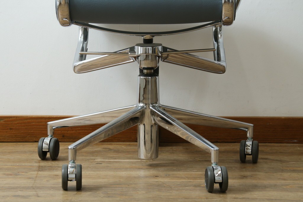 中古　超美品!!　使用感ほぼなし　Cassina ixc.(カッシーナ・イクスシー)　Alias(アリアス)　Alberto Meda(アルベルト・メダ)デザイン　本革(レザー)　快適な座り心地を両立したキャスタースウィベルアームチェア　定価約72万円　(R-089997)