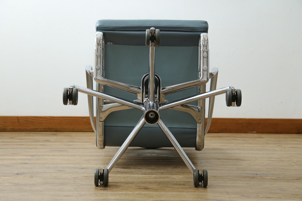 中古　超美品!!　使用感ほぼなし　Cassina ixc.(カッシーナ・イクスシー)　Alias(アリアス)　Alberto Meda(アルベルト・メダ)デザイン　本革(レザー)　快適な座り心地を両立したキャスタースウィベルアームチェア　定価約72万円　(R-089997)
