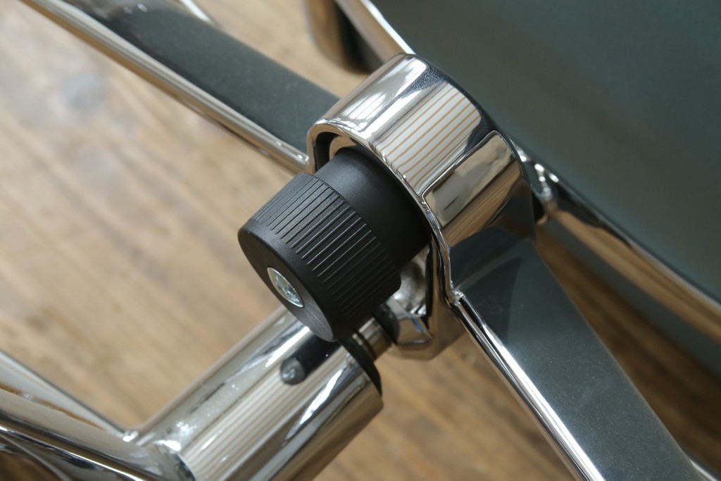 中古　超美品!!　使用感ほぼなし　Cassina ixc.(カッシーナ・イクスシー)　Alias(アリアス)　Alberto Meda(アルベルト・メダ)デザイン　本革(レザー)　快適な座り心地を両立したキャスタースウィベルアームチェア　定価約72万円　(R-089997)