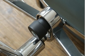 中古　超美品!!　使用感ほぼなし　Cassina ixc.(カッシーナ・イクスシー)　Alias(アリアス)　Alberto Meda(アルベルト・メダ)デザイン　本革(レザー)　快適な座り心地を両立したキャスタースウィベルアームチェア　定価約72万円　(R-089997)