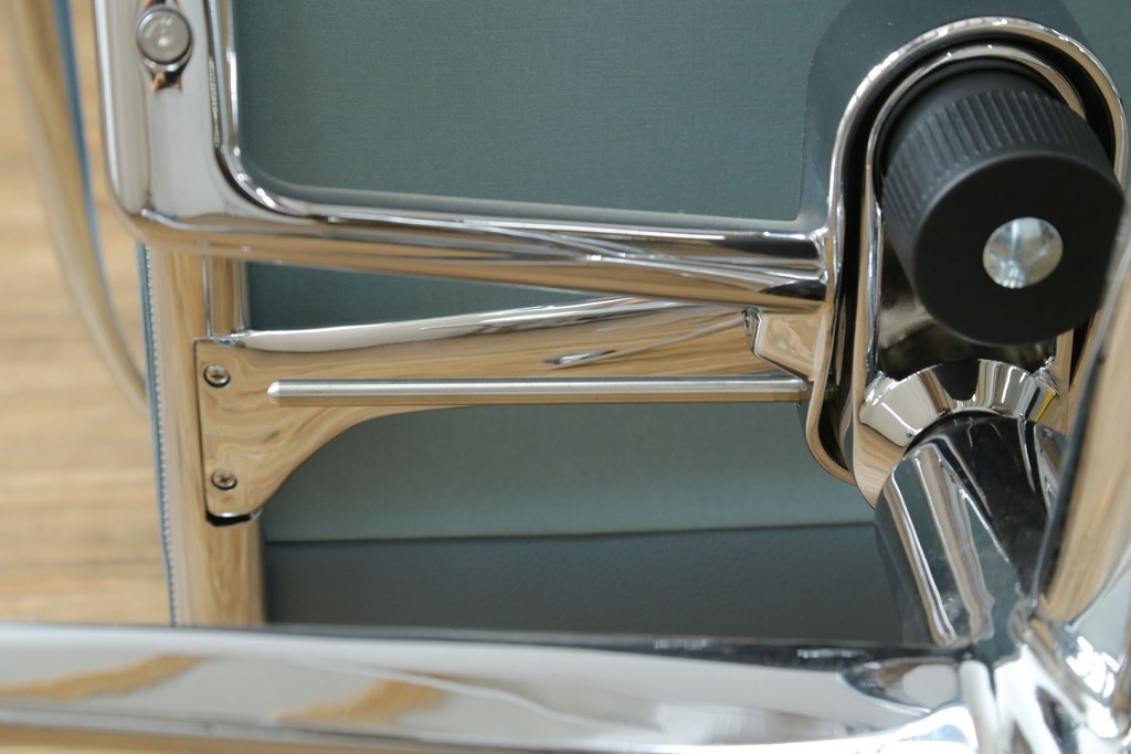 中古　超美品!!　使用感ほぼなし　Cassina ixc.(カッシーナ・イクスシー)　Alias(アリアス)　Alberto Meda(アルベルト・メダ)デザイン　本革(レザー)　快適な座り心地を両立したキャスタースウィベルアームチェア　定価約72万円　(R-089997)