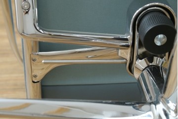 中古　超美品!!　使用感ほぼなし　Cassina ixc.(カッシーナ・イクスシー)　Alias(アリアス)　Alberto Meda(アルベルト・メダ)デザイン　本革(レザー)　快適な座り心地を両立したキャスタースウィベルアームチェア　定価約72万円　(R-089997)