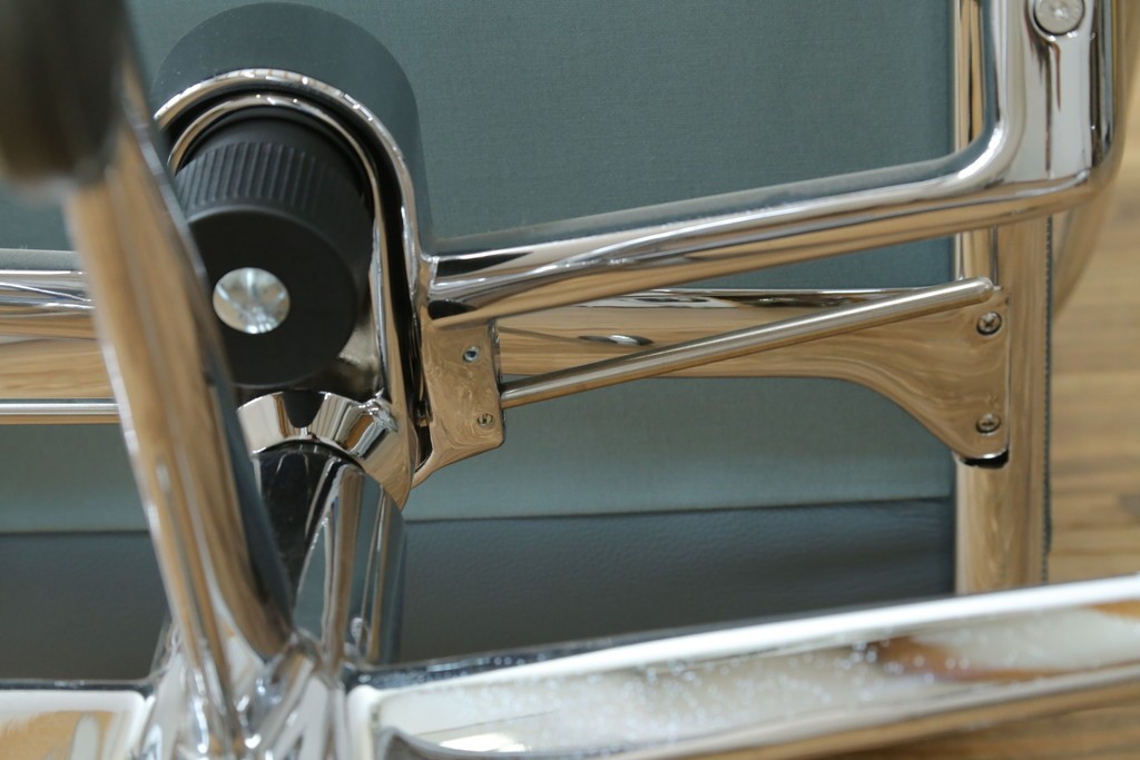 中古　超美品!!　使用感ほぼなし　Cassina ixc.(カッシーナ・イクスシー)　Alias(アリアス)　Alberto Meda(アルベルト・メダ)デザイン　本革(レザー)　快適な座り心地を両立したキャスタースウィベルアームチェア　定価約72万円　(R-089997)
