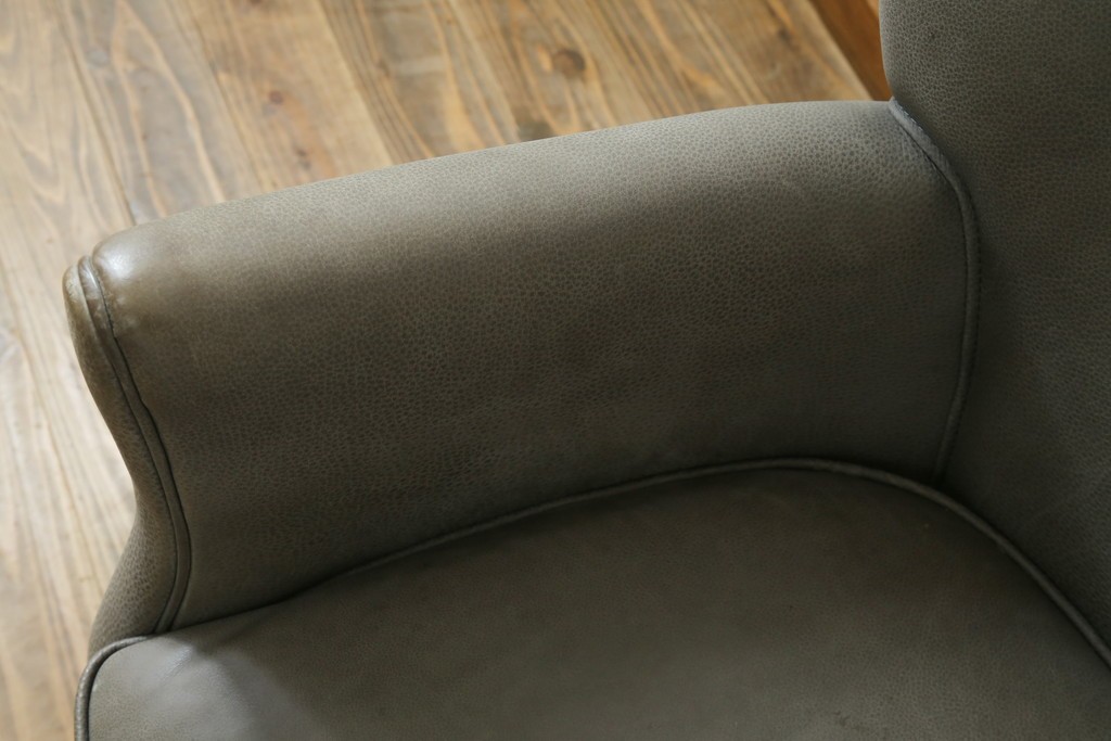 中古　HALO(ハロ)　FAT LUXE(ファット リュクス)　GREEN WHICH ARM CHAIR(グリーンウィッチアームチェア)　本革　包み込むような背もたれが魅力のアームチェア　(R-089999)