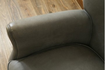 中古　HALO(ハロ)　FAT LUXE(ファット リュクス)　GREEN WHICH ARM CHAIR(グリーンウィッチアームチェア)　本革　包み込むような背もたれが魅力のアームチェア　(R-089999)