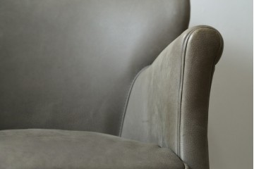 中古　HALO(ハロ)　FAT LUXE(ファット リュクス)　GREEN WHICH ARM CHAIR(グリーンウィッチアームチェア)　本革　包み込むような背もたれが魅力のアームチェア　(R-089999)