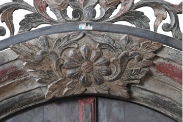アジアンヴィンテージ　バリ　チーク材　アーチ型のフォルムと繊細な彫刻が美しいショーケース　(R-090000)