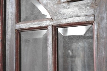 アジアンヴィンテージ　バリ　チーク材　アーチ型のフォルムと繊細な彫刻が美しいショーケース　(R-090000)