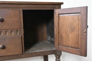 イギリスヴィンテージ　1950年から1960年頃　オーク材　彫刻扉と挽物脚が美しいサイドボード　(R-090001)