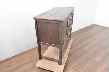 イギリスヴィンテージ　1950年から1960年頃　オーク材　彫刻扉と挽物脚が美しいサイドボード　(R-090001)