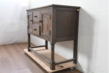 イギリスヴィンテージ　1950年から1960年頃　オーク材　彫刻扉と挽物脚が美しいサイドボード　(R-090001)