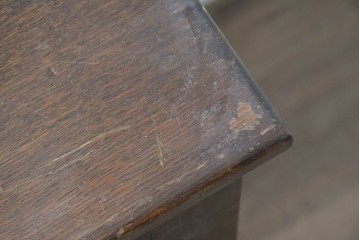 イギリスヴィンテージ　1950年から1960年頃　オーク材　彫刻扉と挽物脚が美しいサイドボード　(R-090001)