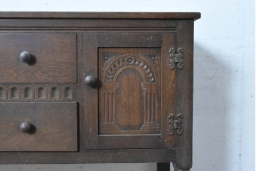 イギリスヴィンテージ　1950年から1960年頃　オーク材　彫刻扉と挽物脚が美しいサイドボード　(R-090001)