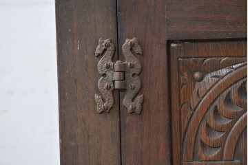イギリスヴィンテージ　1950年から1960年頃　オーク材　彫刻扉と挽物脚が美しいサイドボード　(R-090001)