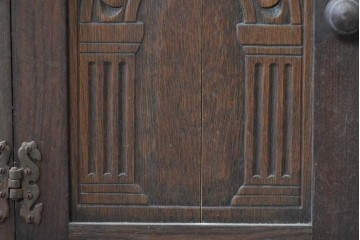 イギリスヴィンテージ　1950年から1960年頃　オーク材　彫刻扉と挽物脚が美しいサイドボード　(R-090001)