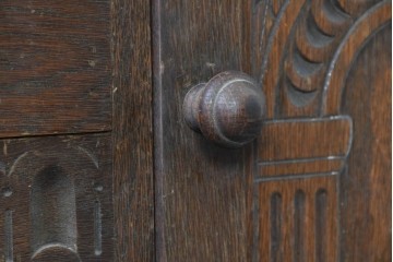 イギリスヴィンテージ　1950年から1960年頃　オーク材　彫刻扉と挽物脚が美しいサイドボード　(R-090001)