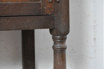 イギリスヴィンテージ　1950年から1960年頃　オーク材　彫刻扉と挽物脚が美しいサイドボード　(R-090001)
