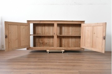 イギリスアンティーク　1920年頃　パイン材　奥行約34cm　素朴な木味が魅力の薄型サイドボード　(R-090005)