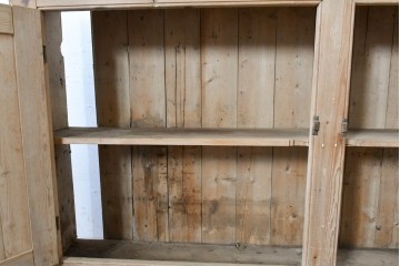 イギリスアンティーク　1920年頃　パイン材　奥行約34cm　素朴な木味が魅力の薄型サイドボード　(R-090005)