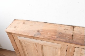 イギリスアンティーク　1920年頃　パイン材　奥行約34cm　素朴な木味が魅力の薄型サイドボード　(R-090005)