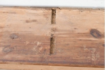 イギリスアンティーク　1920年頃　パイン材　奥行約34cm　素朴な木味が魅力の薄型サイドボード　(R-090005)