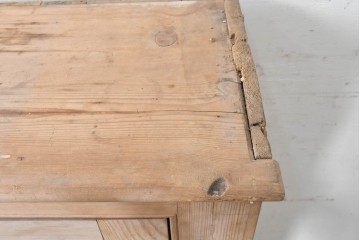 イギリスアンティーク　1920年頃　パイン材　奥行約34cm　素朴な木味が魅力の薄型サイドボード　(R-090005)